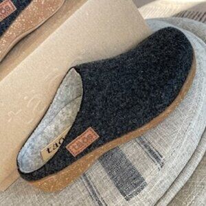 Taos Woollery Charcoal 38 (7-7.5) NEW IN BOX